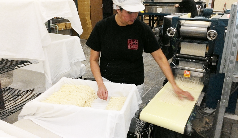 making fresh noodles photo 1